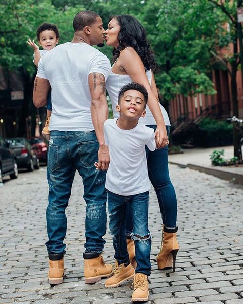 Morning #munafam! New week full of yummy features ☺️ #munamommy #familyphoto // #Repost @scrole_vision ・・・ Family fun day with #theEllises nothing but fun when they're around. #nyc #cobblestone #timberlandboots #fashion #familyphoto #swag | @iamdevale @khadeeniam Jeans Outfit Photoshoot Family, Summer Family Pictures Outfits, Jeans Outfit Photoshoot, Family Photo Outfits Black, White Shirt And Jeans Outfit, Partner Goals, Black Family Photoshoot, Shirt And Jeans Outfit, Summer Family Pictures