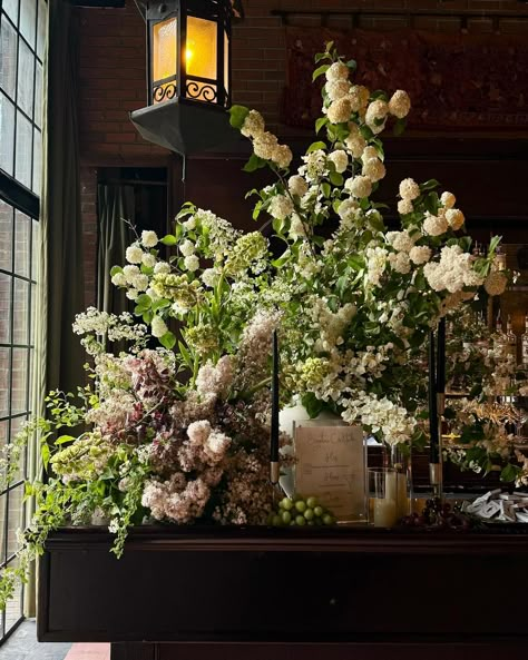 a little somethin’ for the bar 🍸 // #florals #bararrangement #boweryhotel #weddingflowers #partyflowers #nycflorist White Bar Arrangement, Nobu Birthday, Bar Arrangement Wedding, Flower Bar Wedding, Bar Florals, Bar Arrangement, Wedding Greenhouse, Wedding Cocktail Bar, Bridal Florals