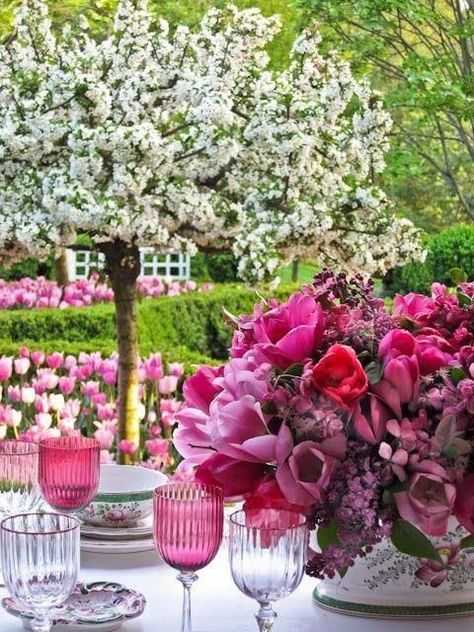 Fan favourites: A glamorous life   Part 4 Carolyn Roehm, Cottage Romance, Wedding Tablescape, Spring Tablescapes, Spring Blossoms, Colored Glassware, Spring Weddings, Beautiful Table Settings, Wedding Fun