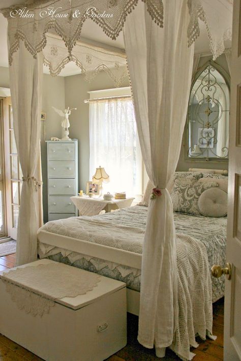 Shabby Chic Romantico, Camera Shabby Chic, Shabby Chic Romantic Bedroom, Shabby Chic Decor Bedroom, Decoration Shabby, Cottage Shabby Chic, Chic Bedroom Decor, French Country Bedrooms, Shabby Chic Dresser