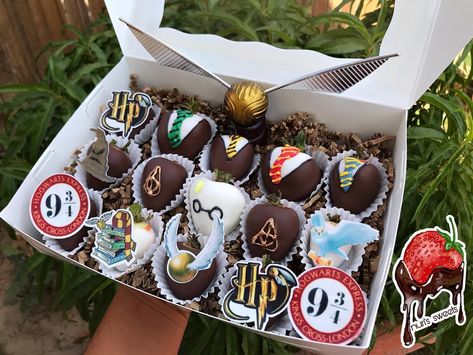 Chocolate covered strawberries themed for Harry Potter Harry Potter Themed Chocolate Covered Strawberries, Harry Potter Chocolate Covered Strawberries, Harry Potter Strawberries, Harry Potter Chocolate Strawberries, Harry Potter Treats, Harry Potter Themed Party, Harry Potter Desserts, Scary Cakes, Cake Pop Designs