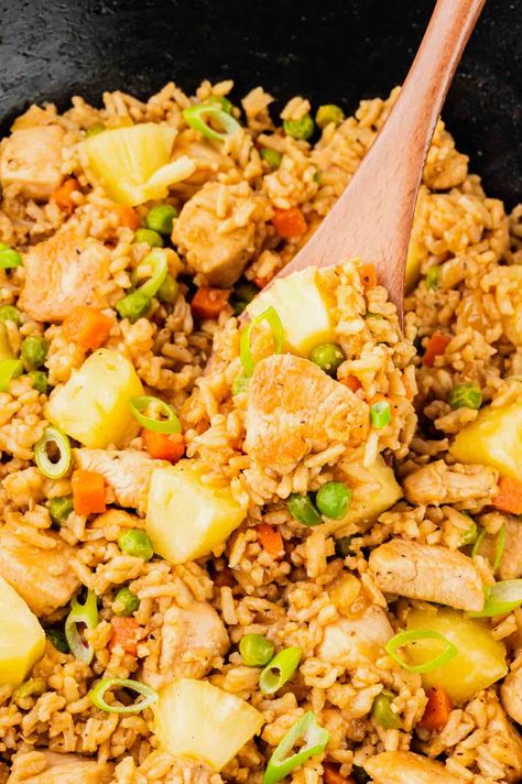 Pineapple Fried Rice Easy, Easy Healthy Chicken Fried Rice, Hawaiian Chicken Fried Rice, Chicken Fried Rice With Pineapple, Chicken Pineapple And Rice Recipes, Pineapple Fried Rice Recipe Chicken, Chicken Pineapple Stir Fry, Chicken And Pineapple Recipes, Chicken And Pineapple Rice