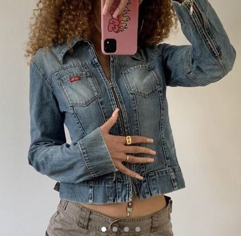 Denim Jacket Fits Aesthetic, Denim Biker Jacket Outfit, Jean Jacket Outfits 2023, Y2k Denim Jacket, Denim Biker Jacket, Outfits 2000s, Fitted Denim Jacket, Jean Jacket Outfits, Denim Jacket Outfit