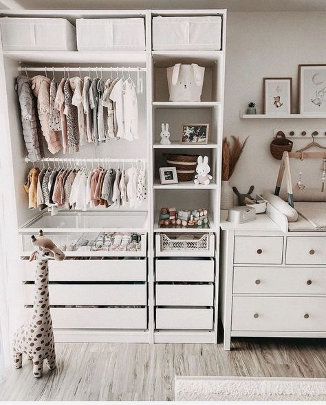 Vom Avea Un Copil, Baby Room Closet, Cozy Baby Room, Newborn Room, Baby Nursery Inspiration, Baby Room Organization, Baby Room Themes, Baby Room Neutral