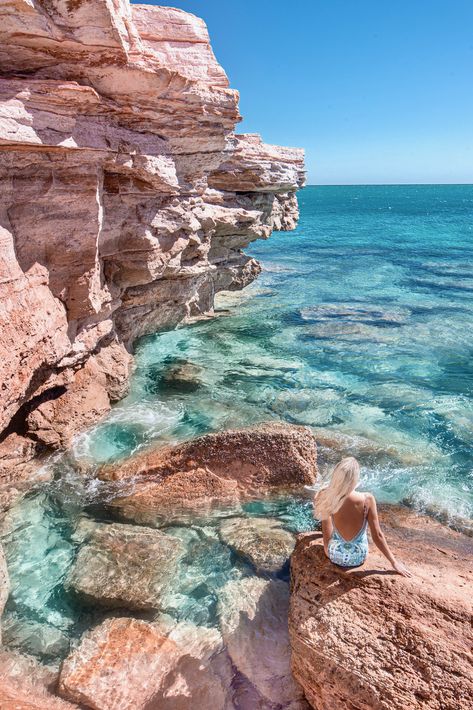 Gantheaume Point, Broome, Western Australia. At low tide you can see dinosaur footprints. At high tide rock pools form. Scuba Diving Australia, Western Australia Travel, Australia Landscape, Australia Backpacking, Australian Beach, Visit Australia, Rock Pools, Travel Inspo, Pretty Places