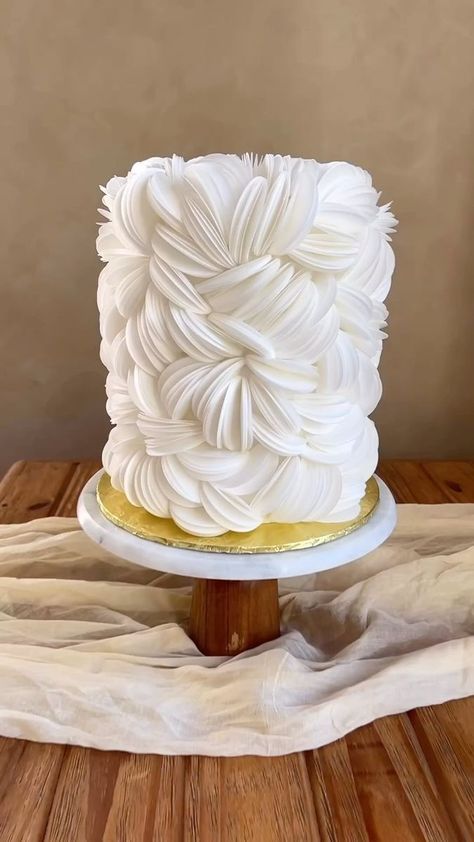 Wedding Cake Wafer Paper, Wafer Paper Cake Designs, Wafer Paper Cake Tutorial, Rice Paper Wedding Cake, Wafer Paper Cake Decoration, Wafer Paper Wedding Cake, Wafer Cake, Baking Shop, Ruffle Wedding Cake