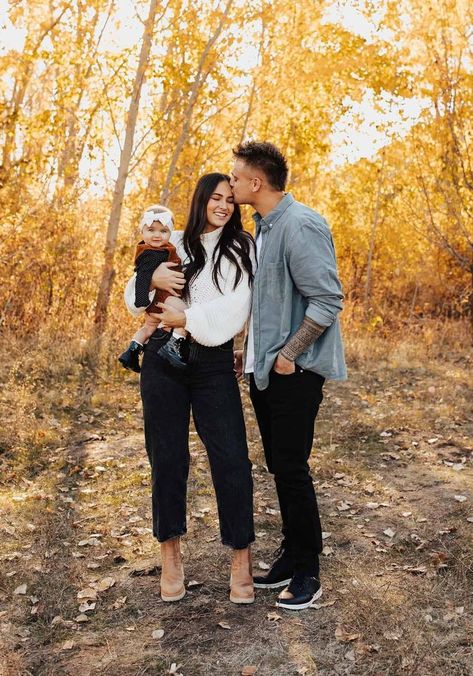 Planning family photos this year? You'll love these family photo outfit ideas that are simple, classy, and perfect for memorable photos!#FallFamilyPhotoShoot #FallOutfitIdeas #FamilyPhotoPoses Family Photo Outfit Ideas, Family Photo Outfit, Fall Photo Shoot Outfits, Autumn Family Photography, Photo Outfit Ideas, Autumn Palette, Fall Family Photo Outfits, Family Photoshoot Outfits, Spring Family