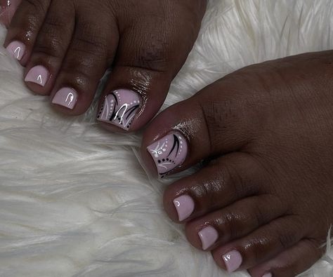 Summer Nail And Toe Ideas, Y2k Toes Nails, French Toe Designs, 2000s Toe Nail Art, 90s Pedicure, Lavender Toe Nails Design, 90s Toe Nail Designs, Y2k Pedicure, Toe Nail Designs Black Women