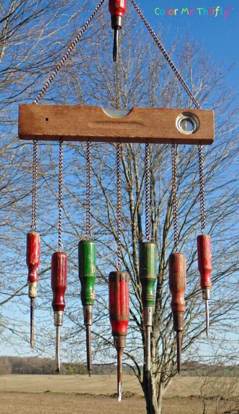 For this project I'm dipping into my vintage tools stash, which I've really enjoyed collecting over the years.When bringing these awesome things home from garage sales and thrift stores, my intent is always to use them in projects, and this repurposed screwdrivers wind chime is a great way to do that.And these days I'm totally into using what I have, so this is the perfect time to get some of these fun things out into the project light of day. Guy Crafts, Repurposed Wind Chimes, Windchime Diy, Diy Windchime, Pallet Tool, Metal Wind Chimes, Making Pins, Sunburst Clock, Wind Chimes Homemade