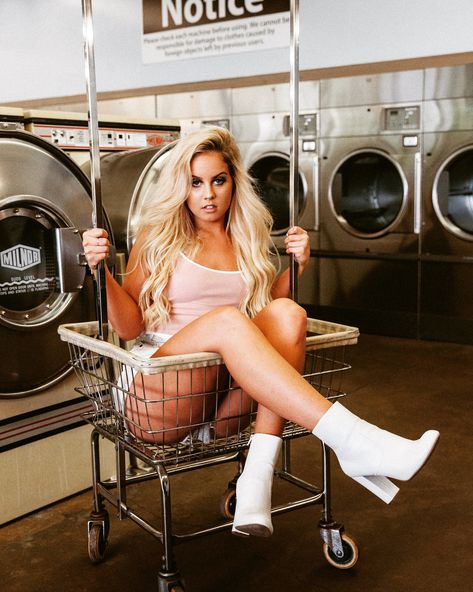 Vintage Laundromat Photoshoot, Laundry Photoshoot Ideas, Laundry Mat Photoshoot Vintage, Laundromat Photoshoot Aesthetic, Washateria Photoshoot, Washing Machine Photoshoot, Laundrette Photoshoot, Laundry Matt Photoshoot, Fun Photoshoot Ideas For Women