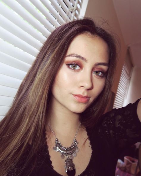 Munamunum do doo da doo doo Jasmine Thompson, Doo Doo, Pop Culture, Diamond Necklace, Hair Makeup, Chain Necklace, Make Up, Instagram Post, Instagram Photo