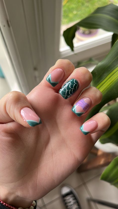 the little mermaid nails #nails #thelittlemermaid Disney Ariel Nails, Ariel Inspired Nails, Disney Princess Inspired Nails, Disney Princess Nail Designs, Merida Nails, Ariel Nails Disney, Under The Sea Nail Art, The Little Mermaid Nails, Claire Nails