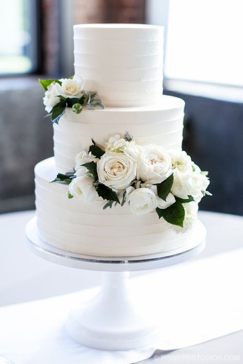 Wedding Cake Designs 2023, Cake Designs 2023, Simple Wedding Cake Designs, Vintage Pasta, Winter Wedding Color Palette, Cake With Flowers, Spring Wedding Cake, Buttercream Wedding Cake, Romantic Wedding Cake