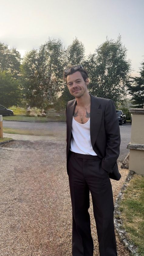 Harry Styles White Button Up, Wedding Harry Styles, Harry Styles Fashion Inspired Outfits Men, Harry Styles Turtleneck, Harry Styles Normal Clothes, Harry Styles At Wedding, Harry Styles Summer Outfit, Harry Styles In Dress, Harry Styles Is Your Boyfriend