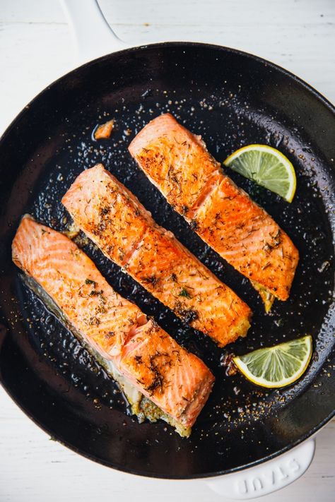 Easy Pan Seared Salmon - Ready in under 10 minutes, for a healthy, effortless weeknight dinner. Simple to make, seasoned with only salt, black pepper, garlic and dill (optional). Serve with your favorite salad or vegetable side dish. Salmon Recipe Pan, Salmon Skillet, Seared Salmon Recipes, Salmon Recipes Pan Seared, Dinner Simple, Pepper Salad, Grilled Salmon Recipes, Pan Fried Salmon, Iron Skillet Recipes