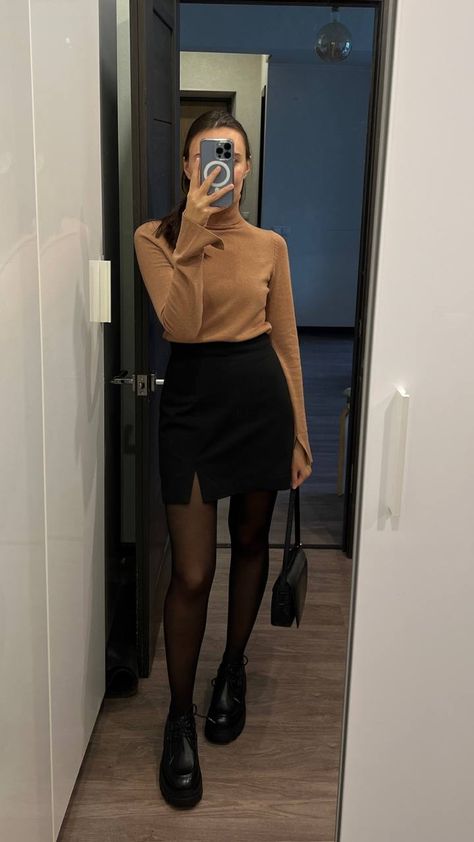 Couqutte Outfit Ideas Winter, Edgy Smart Casual, Mini Skirt Winter Outfit, Mini Skirt Fall Outfit, Skirt Fall Outfit, Winter Skirt Fashion, Love Outfits, Winter Fashion Outfits Casual, Uni Outfits