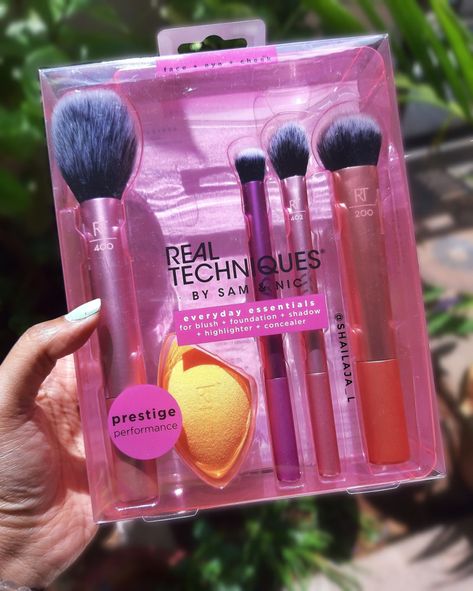 REAL TECHNIQUES EVERYDAY ESSENTIALS MAKEUP BRUSH SET |Review Real Techniques Sponge, Essential Makeup Brushes, Real Techniques Brushes, Loreal Infallible, Cheek Makeup, Real Techniques, Flawless Face, Body Makeup, Daily Makeup