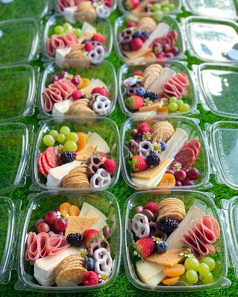 Charcuterie Lunch, Charcuterie Boxes, Charcuterie Appetizers, Charcuterie Gifts, Charcuterie Ideas, Fingerfood Party, Party Food Buffet, Catering Ideas Food, Charcuterie Board Ideas