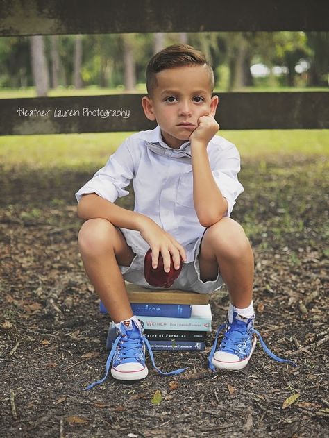 Preschool Photo Ideas, School Pic Ideas, 1st Day Of School Pictures, Kindergarten Graduation Pictures, Back To School Mini Session, Back To School Photoshoot, Preschool Photography, School Photo Ideas, Back To School Photos