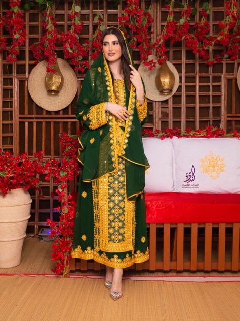 Omani Clothes, Omani Clothing, Omani Dress, Abaya Fashion Dubai, Abaya Outfit, Afghani Clothes, Balochi Dress, Fashion Dresses Formal, Bridal Lehenga Red