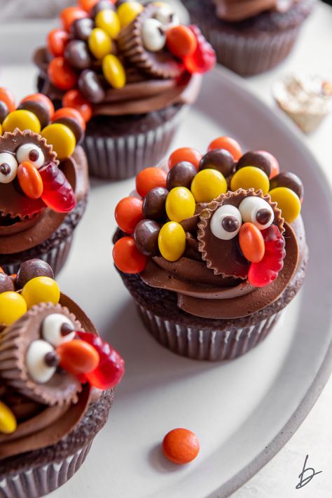 Cute Thanksgiving Desserts, Thanksgiving Desserts Kids, Turkey Cupcakes, Thanksgiving Baking, Desserts Table, Thanksgiving Candy, Thanksgiving Cupcakes, Thanksgiving Desserts Table, Thanksgiving Sweet Treats