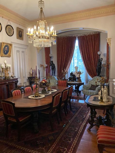 20s Dining Room, Victorian Home Dining Room, 1800s Dining Room, Old Victorian Homes Interior Bedrooms, Victorian Dining Room Ideas, Victorian Homes Interior Bedroom, Old Victorian Homes Interior, Victorian Sitting Room, Victorian Dining Room