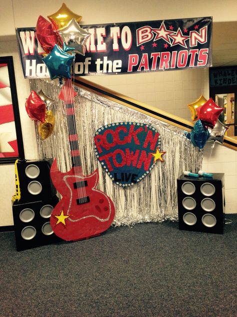 Boon Elementary Rock 'N Town Live Boosterthon decorations 2015 Music Party Theme, Music Party Theme Decoration, Pyp Exhibition, Festa Rock Roll, Guitar Party, Rock Star Theme, Homecoming 2024, Homecoming Floats, Rock And Roll Birthday