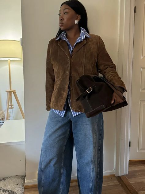 Suede Blazer Outfit, Brown Suede Jacket Outfit, Brown Suede Blazer, Suede Jacket Outfit, Chic Swimsuit, Jeans Outfit Fall, Simple Fall Outfits, Suede Blazer, Blazer Outfit