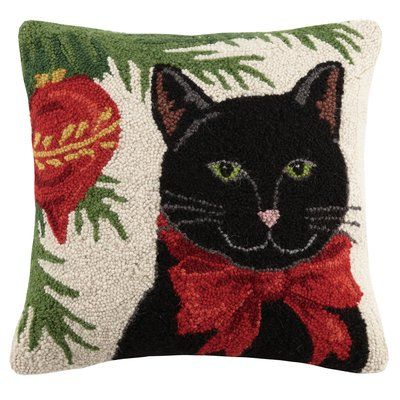 Holiday Scenery, Hook Pillow, Rug Hooking Designs, Hooked Pillow, Cat Throw Pillow, Bantal Sofa, Wool Throw Pillows, Cat Holidays, Christmas Pillows