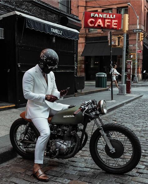 ▪Just a gentlemen on a cool bike in NYC. www.kaferacers.com #KafeRacers  Image by @thesuitedracer #brat #bratstyle #honda Gentleman Motorcycle Style, Classy Motorcycle, Brat Motorcycle, Brat Bike, Brat Cafe, Men Moda, Metal Horse, Moto Cafe, Brat Style