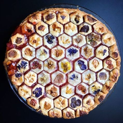 Woman Bakes More ‘Pie Art’ With New Intricate And Artistic Designs | Bored Panda Pie Crust Designs, Summer Pie, Pies Art, Köstliche Desserts, Edible Flowers, Pastel Art, Beautiful Food, Pretty Food, Rhubarb