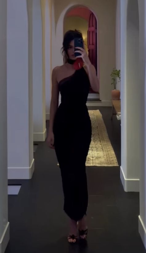 Kendall Jenner Outfits Black Dress, Old Money Event Outfit, Black Dress Kendall Jenner, Kendall Jenner Dress, Black Dresses Classy, Kendall Style, Kendall Jenner Outfits, Jenner Outfits, Event Outfit