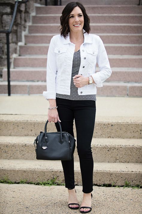 5 Ways to Wear Black Jeans for Summer: (#5) with a printed top and a denim jacket... click through to see all 5! Outfit With White Jean Jacket, White Jean Jacket Outfits, White Denim Jacket Outfit, Jean Clothes, Jacket Summer, Dress Up Jeans, Jean Jacket Outfits, Denim Jacket Outfit, Black White Outfit