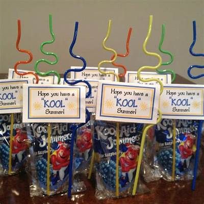 Pin by Melissa Burrup on End of school party | School gifts, Kids ... Kids School Gifts, Classmates Gifts, Pre K Graduation, Student Teacher Gifts, Classroom Treats, School Treats, Classroom Gifts, Preschool Graduation, Kindergarten Graduation