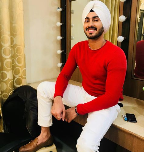 Gur Rohanpreet Singh, New Wallpapers, Neha Kakkar, Diljit Dosanjh, True Feelings Quotes, Art Gallery Wallpaper, Phone Wallpaper For Men, Whatsapp Dp, Wallpaper Free