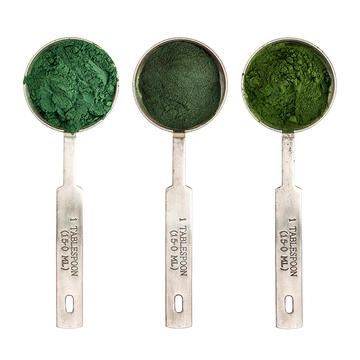 Best Greens Powder, Juicing Recipes For Beginners, Wheatgrass Smoothie, What Is Spirulina, Green Superfood Powder, Super Greens Powder, Spirulina Powder, Green Superfood, Shape Magazine