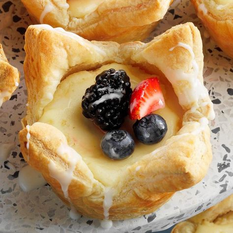 Cheesecake Crowns Easy Puff Pastry Recipe, Potluck Desserts, Easy Puff Pastry, Impressive Desserts, Elegant Desserts, Homemade Apple Pies, Flaky Pastry, Puff Pastry Recipes, Chocolate Almonds