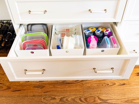 Organise containers Organize Kitchen Tupperware, Pull Out Tupperware Drawer, Organise Tupperware Cupboard, Kitchen Organization Tupperware, Tupperware Drawer, Organising Baking Cupboard, Diy Food Storage, Kitchen Tupperware, Tupperware Organizing