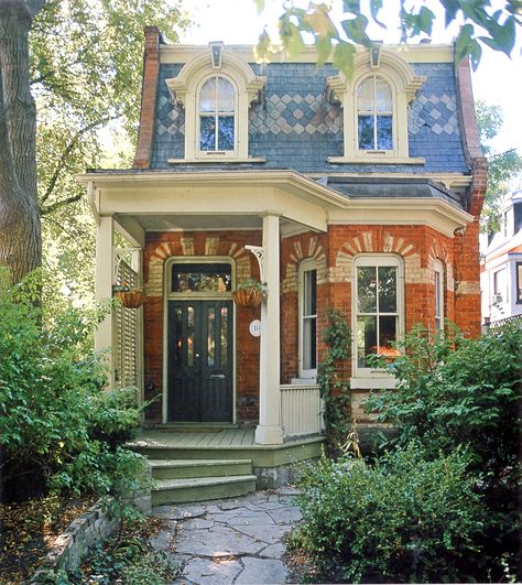 Unique Home Designs Exterior, Gothic Georgian House, Older House Exterior, Small Victorian House Exterior, Cottage Victorian House, Victorian Homes Interior Bohemian, Pretty Small Houses, Quirky Bungalow, Victorian Apartment Exterior