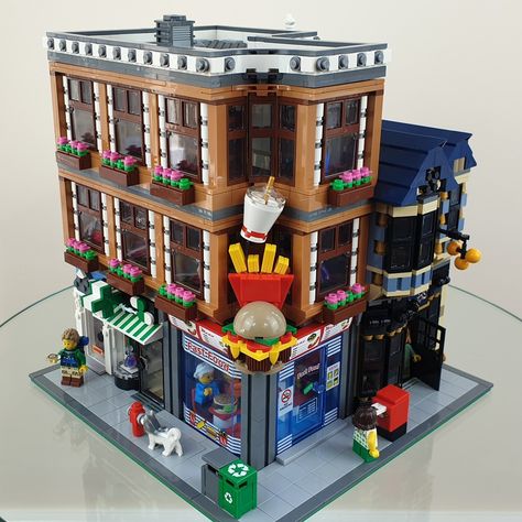 Lego City Display, Lego Modular Buildings, Lego City Ideas, Indoor Climbing Wall, Lego Village, Lego Juniors, Lego Houses, Lego Town, Lego Buildings