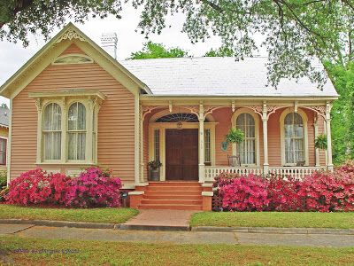 Cottages House, Victorian Tiny House, Historical Houses, Pink Victorian, Victorian Cottage, Dream Cottage, Pink House, Cute House, Pink Houses