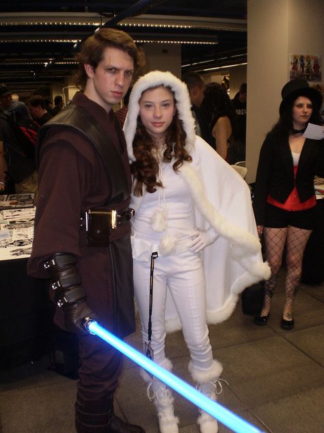 anakin x padme cosplay - Google Search Fun Couple Costumes, Cute Couple Costumes For Halloween, Anakin X Padme, Anakin Costume, Anakin Skywalker And Padme, Amidala Costume, Padme Amidala Costume, Padme Cosplay, Padme Costume