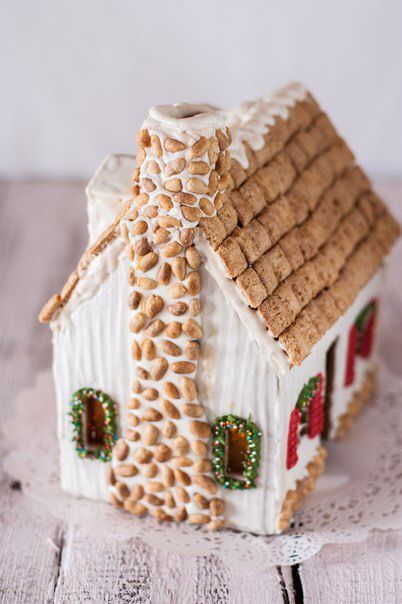 Minimal Gingerbread House, Gingerbread Houses Out Of Graham Crackers, Gingerbread House Cottage, Gingerbread Graham Cracker House, Rustic Gingerbread House Designs, Gram Cracker Gingerbread House Ideas, Graham Cracker Gingerbread House Design, Aesthetic Gingerbread House Ideas, Gingerbread House Animals