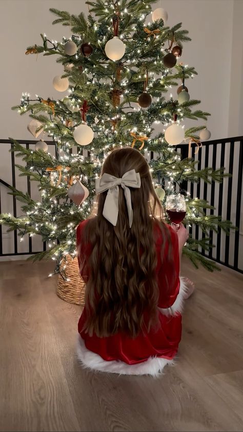 Hairstyle For Christmas, Cute Christmas Outfit Ideas, Cute Christmas Outfit, Christmas Hairstyle, Hair Christmas, Manga Hair, Girls With Black Hair, Bow Hairstyle, Natural Gray Hair