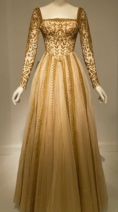 Medieval Gold Dress, Medieval Formal Dress, Lannister Dress Gowns, Medieval Gown Aesthetic, Bronze Medieval Dress, Medevial Dresses Royal, Gold Fantasy Gown, Medevil Outfits Women Royal, Medieval Royalty Dress