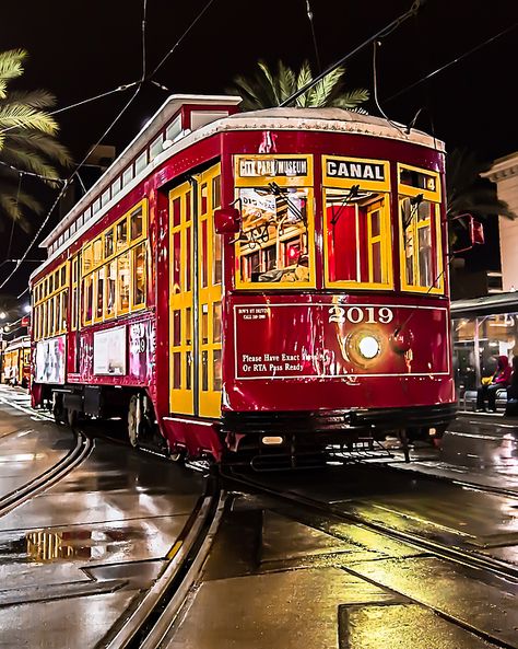 New Orleans Street Car, New Orleans Street, Old Steam Train, Southern California Beaches, New Orleans Art, New Orleans Homes, Main Street Usa, Train Pictures, Model Train Layouts