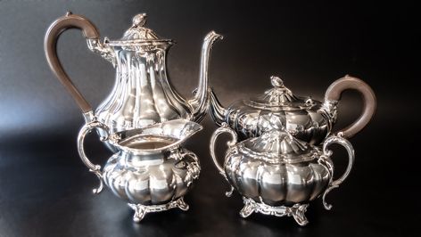 Vintage Silver Plate Tea Coffee Set Melon Community With Dust Covers #silver #MelonFinial #TeaAndCoffee #SilverTeapot #SilverPlated #HomeAndDecor #VintageSilver #victorian #SilverplateTeapot #AntiqueSilverplate Silver Plated Tea Set, Antique Tea Sets, Gorham Silver, Vintage Tea Sets, Silver Teapot, Sugar Bowls And Creamers, Coffee Service, Silver Tea, Antique Tea