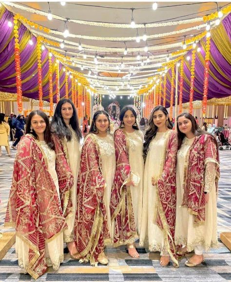 Group Dress Up Ideas, Mehndi Dresses Pakistani For Sisters, Sanober Khan, Pakistan Culture, Eid Photos, Sisters Goals, Function Dresses, Wedding Kit, Dress Book