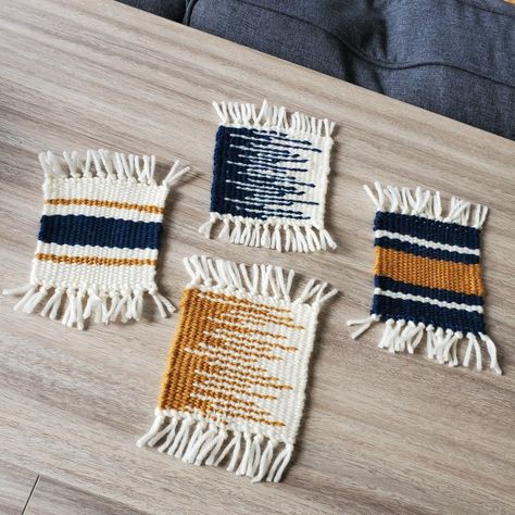 Small Loom Projects, Woven Coasters Diy, Weaving Patterns Design Ideas, Weaving Coasters, Diy Wall Hanging Yarn, Mini Weaving, Tapestry Loom Weaving, Weaving Patterns Design, Tapestry Loom