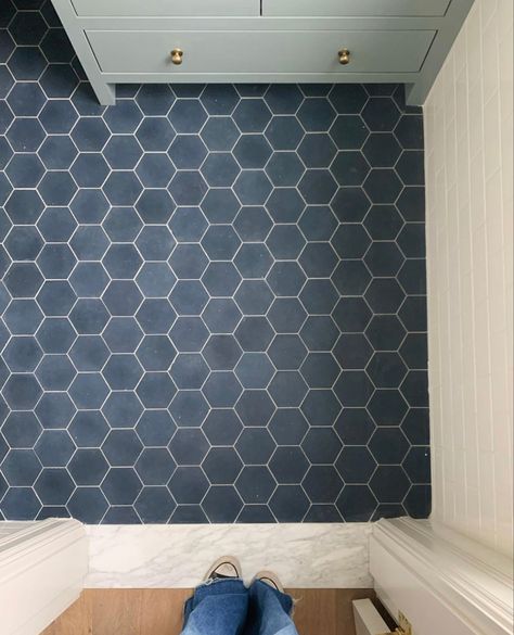 Navy Blue Bathroom Floor Tile Ideas, Dark Blue Hexagon Tile Bathroom, Dark Blue Tile Floor Bathroom, Navy Blue Hexagon Tile Bathroom, Navy Tile Floor, Navy Hexagon Tile Bathroom, Blue Hexagon Tile Bathroom, Honeycomb Tiles Bathroom, Katie Leclercq